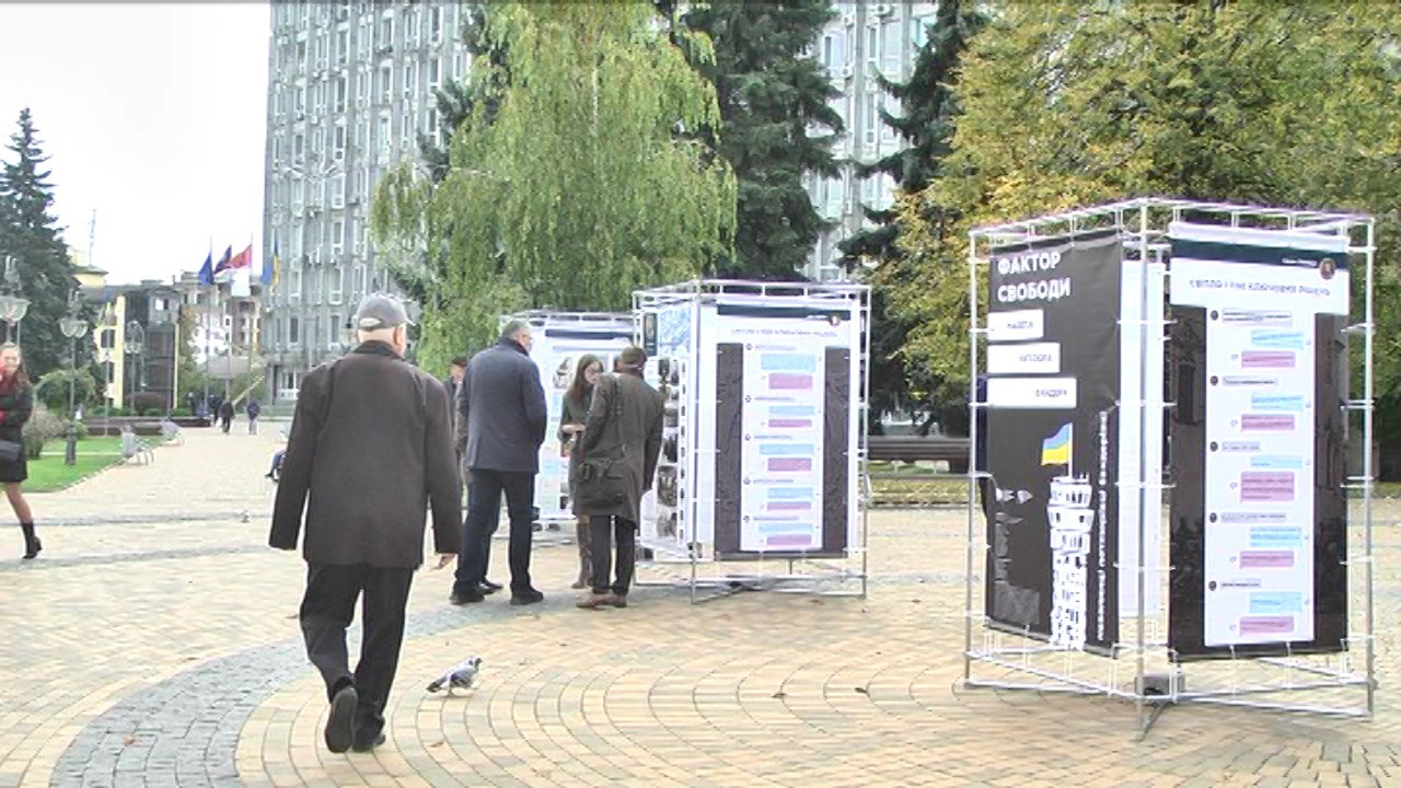 На майдані Незалежності у Вінниці розгорнули виставку «ФАКТОР СВОБОДИ»