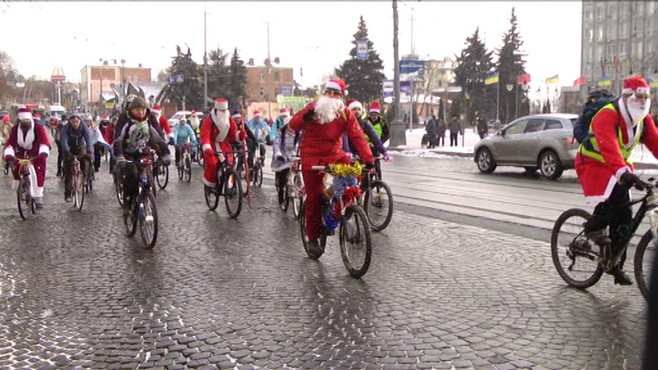 Велопарад дідоморозів відбувся у Вінниці