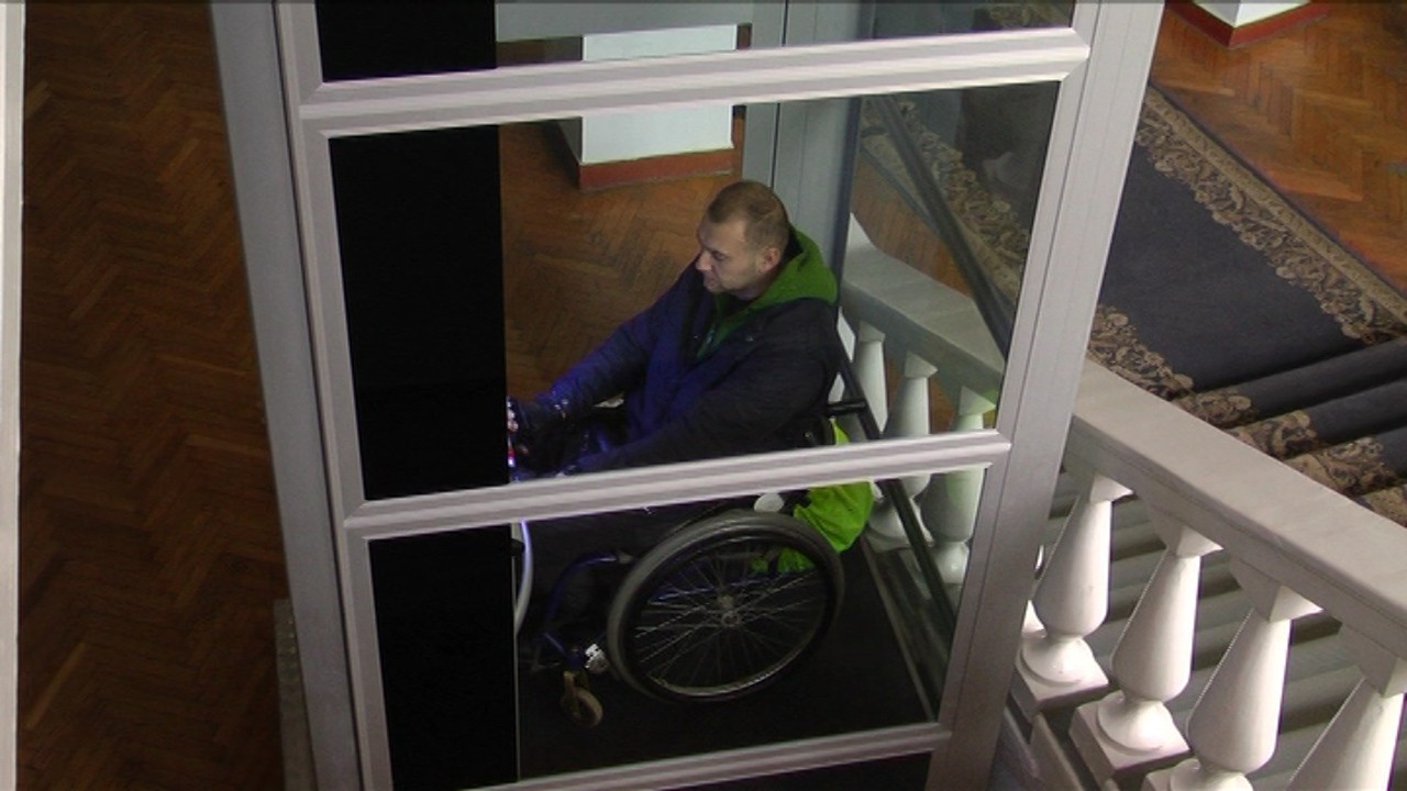  У приміщенні Вінницької облдержадміністрації та обласної Ради встановили ліфт для людей з інвалідністю