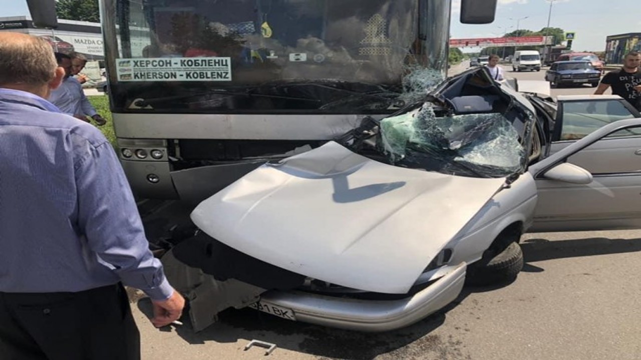 ДТП на Немирівському шосе: водія легковика прооперували 