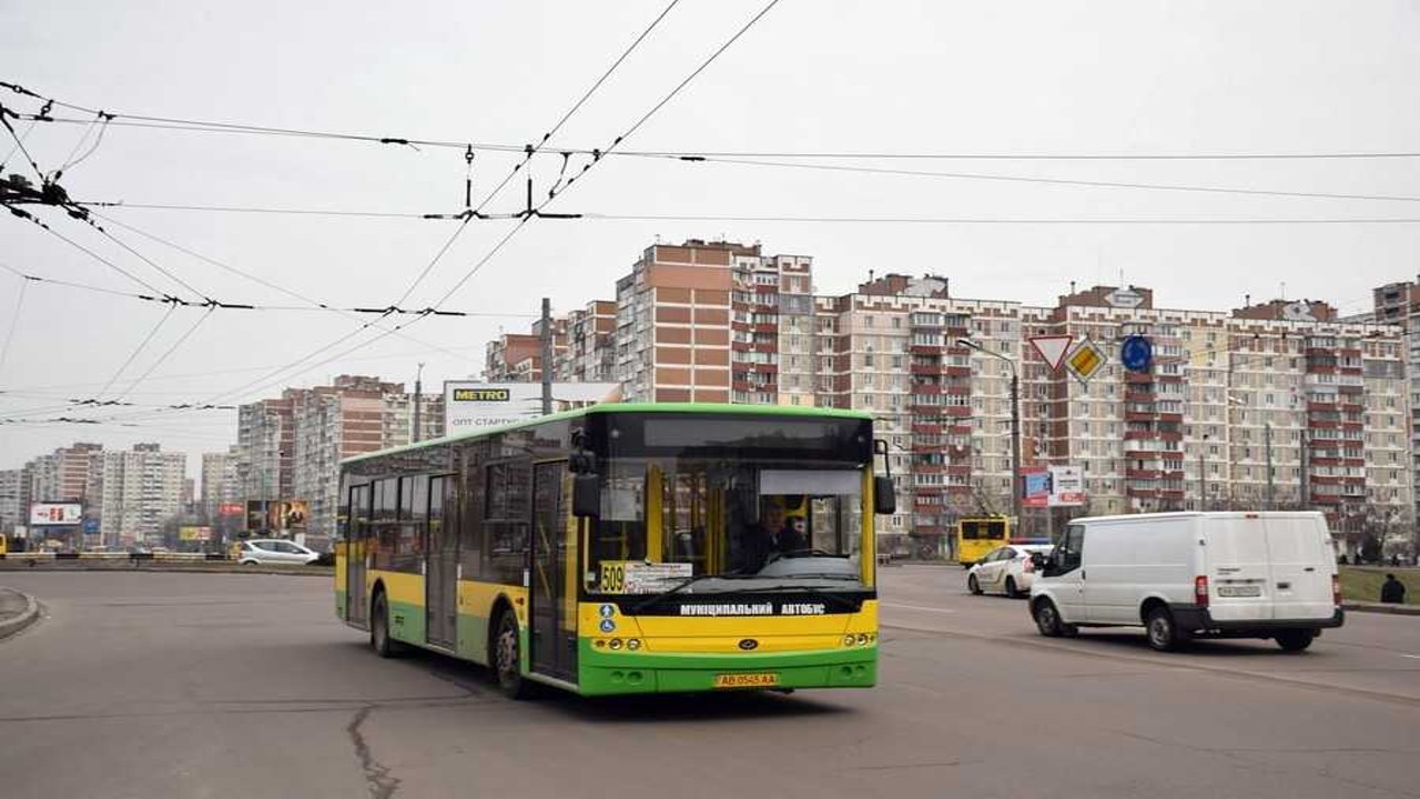 На «зелені свята» у Вінниці до кладовища курсуватиме два муніципальних автобуси 
