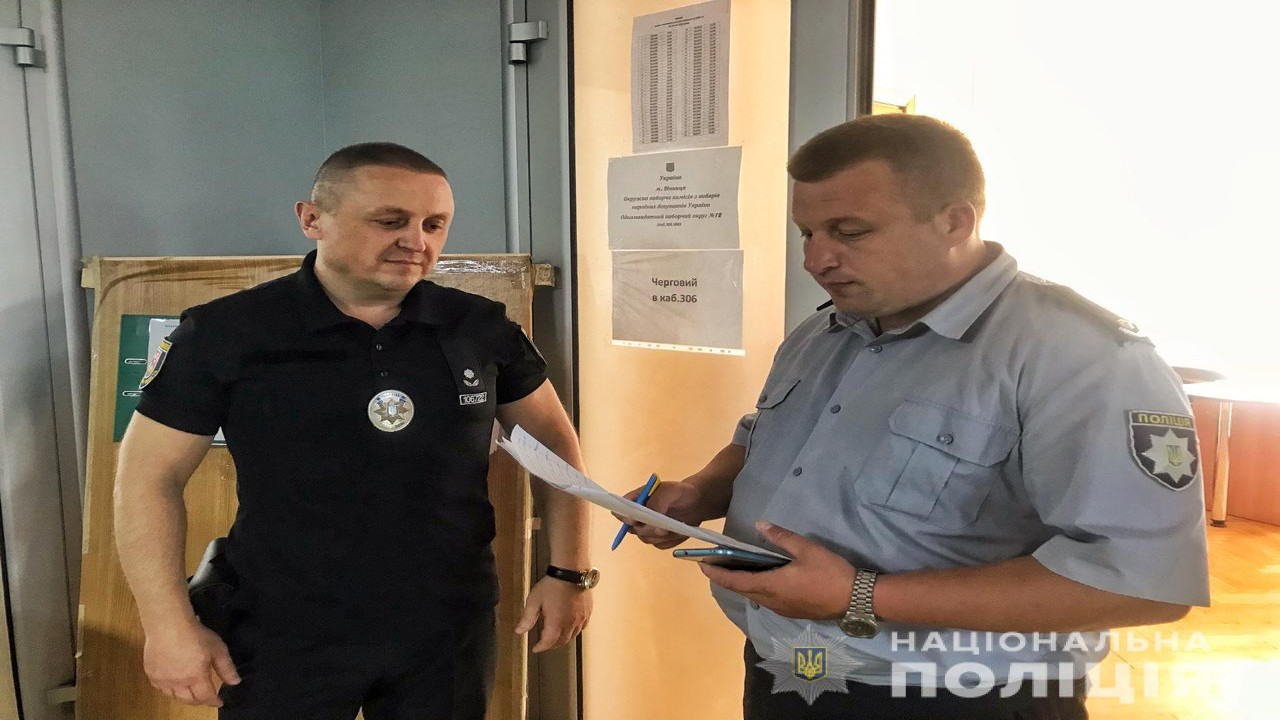 Відсьогодні вінницькі поліцейські заступають на охорону виборчих дільниць області