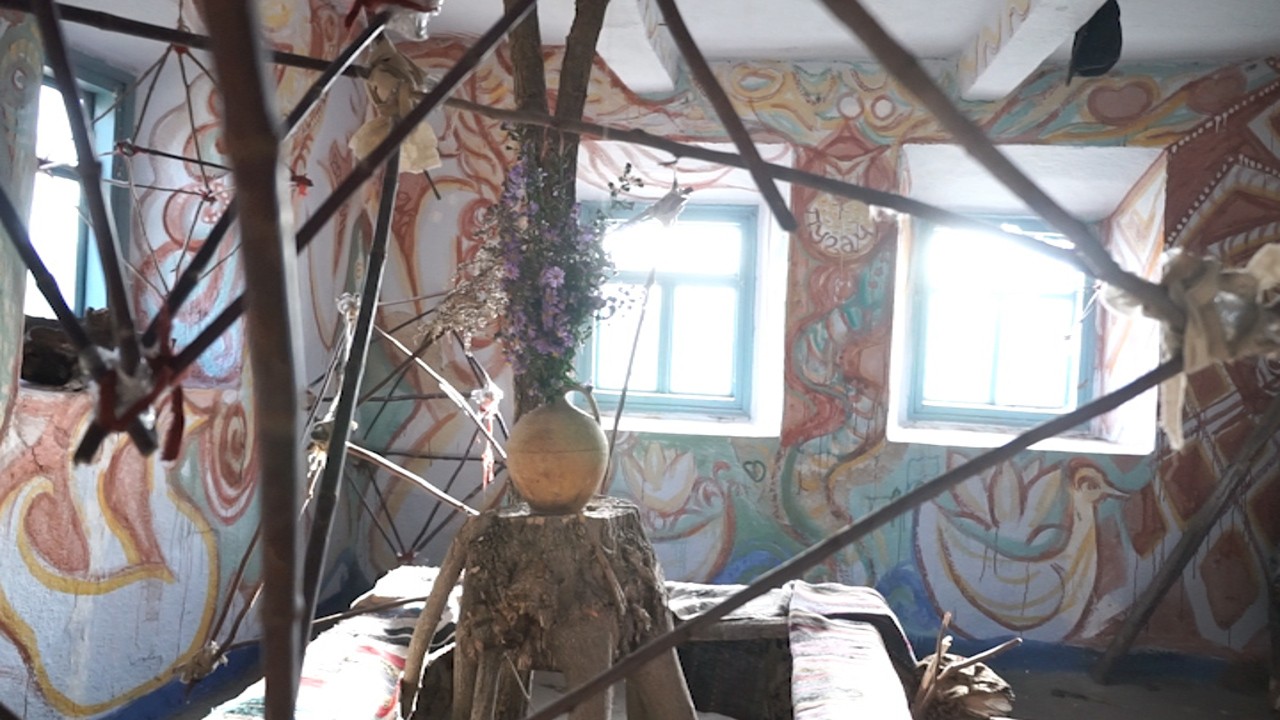На Вінниччині родина каменотесів занедбані сільські хати перетворює на музеї