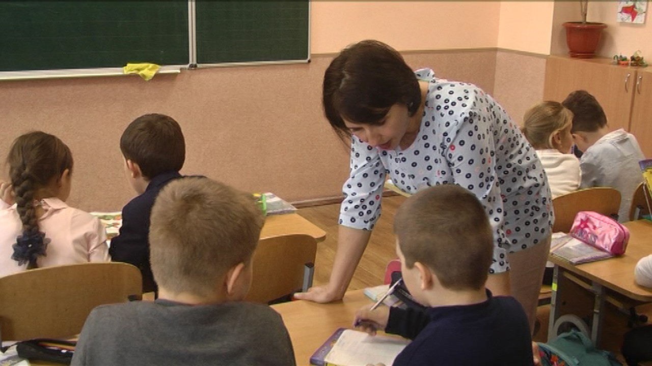 21 тисячу гривень, як дотацію до зарплатні обіцяє уряд молодим вчителям